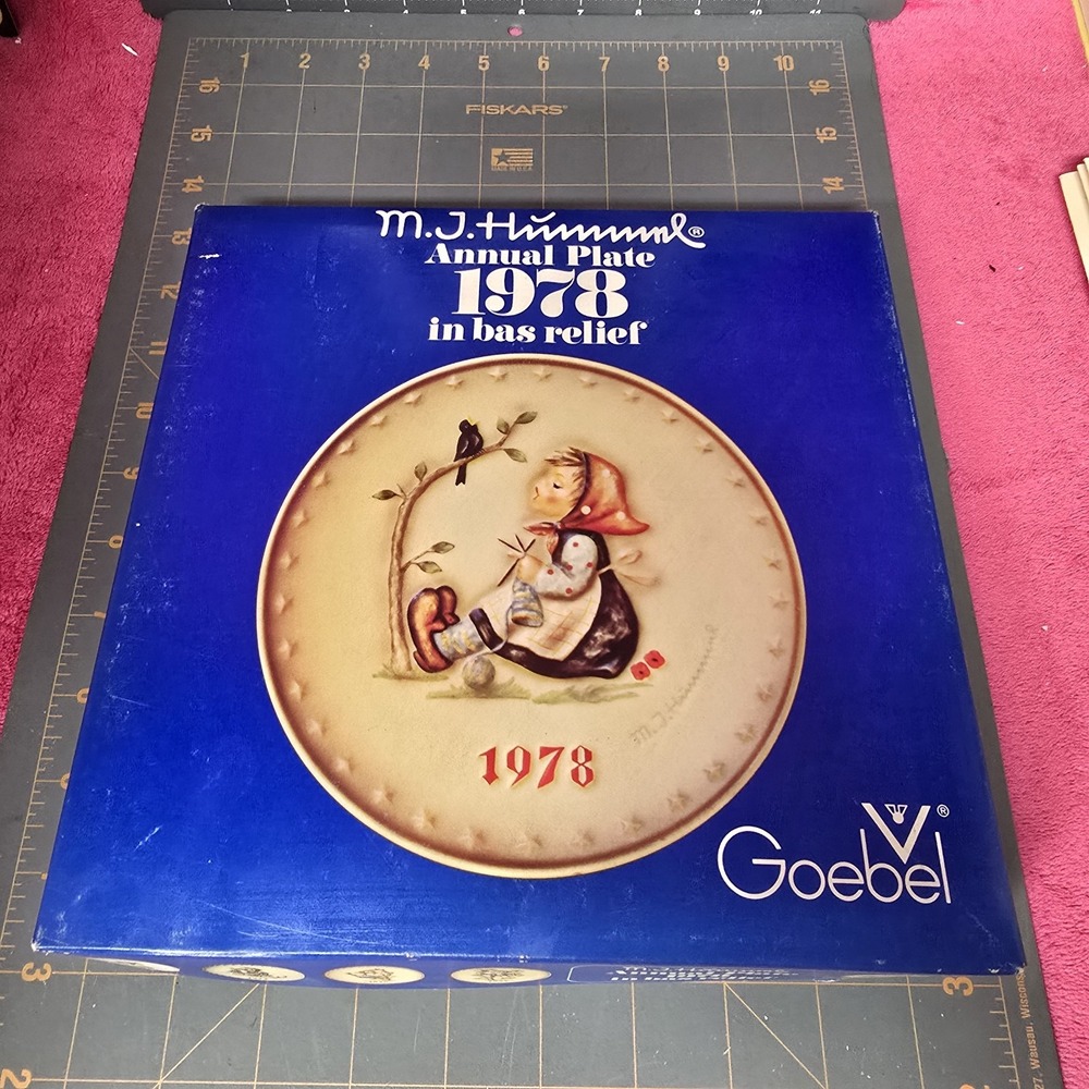 Goebel M.J. Hummel Annual Plate 1978 in Bas Relief Happy Pastime Box Damage New